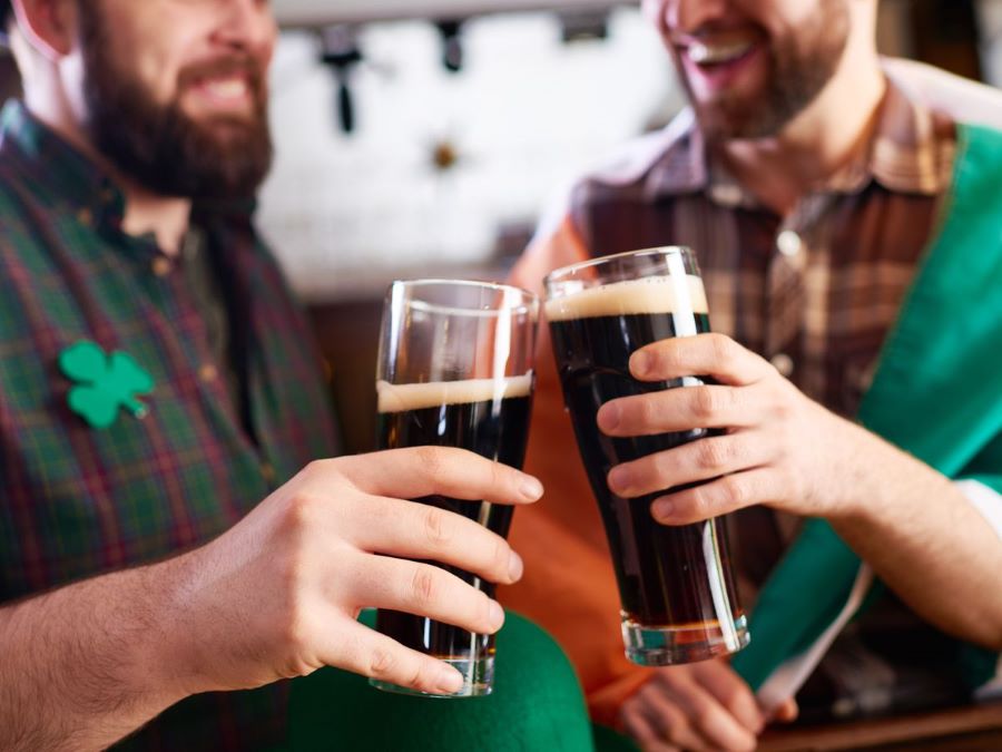 Guinness là loại bia đặc trưng của người Ireland, là một phần không thể thiếu trong Ngày Thánh Patrick