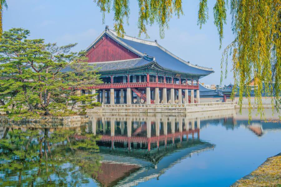 Gyeongbokgung sở hữu một khung cảnh thiên nhiên hùng vĩ và hài hòa