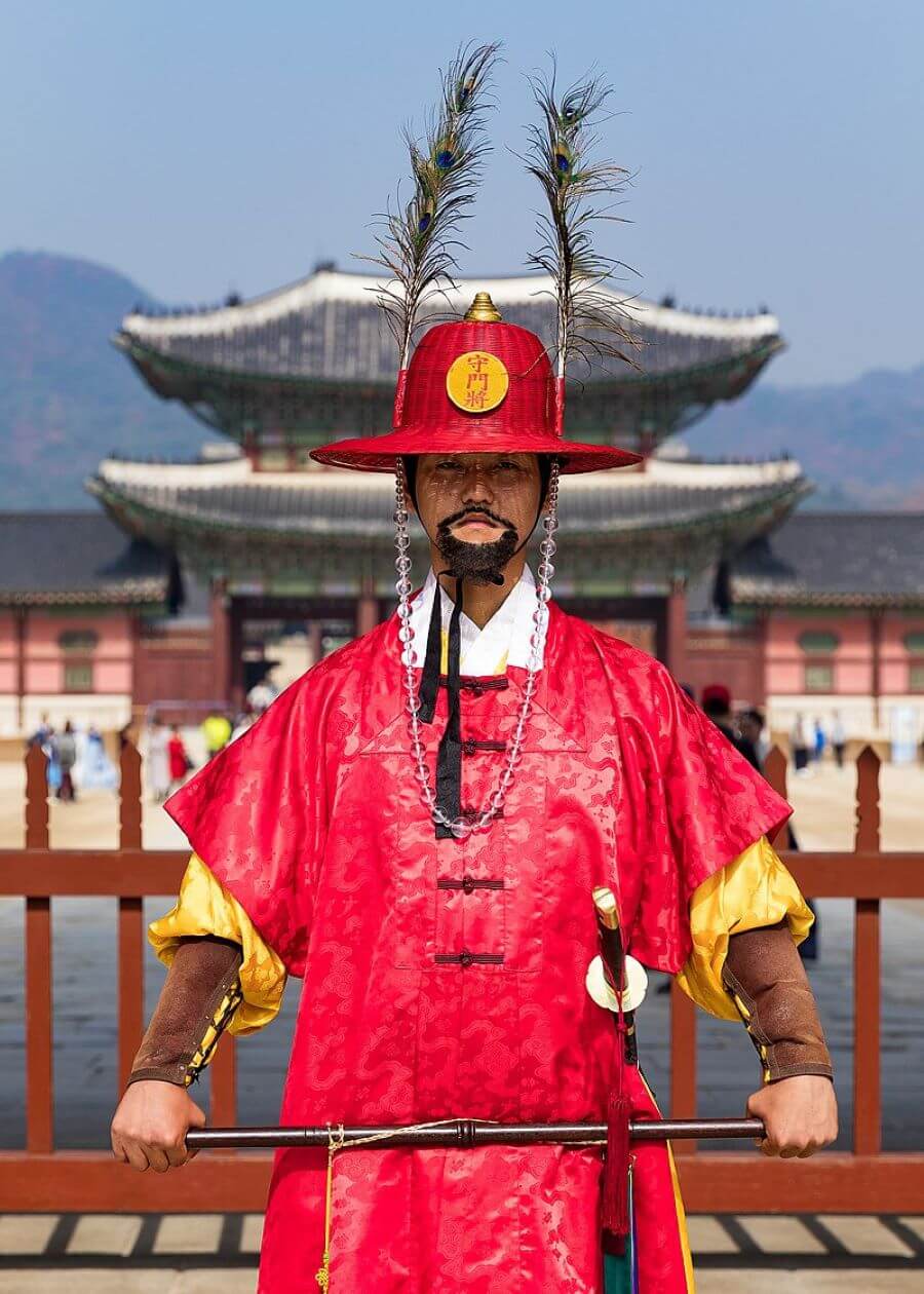 Trang phục trong nghi thức đổi gác tại cung điện Gyeongbokgung mang đậm dấu ấn lịch sử và văn hóa của triều đại Joseon