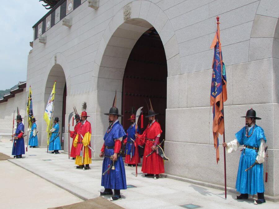Nghi thức đổi gác tại Gyeongbokgung không chỉ là việc thay phiên canh gác mà còn là một màn trình diễn nghệ thuật đặc sắc