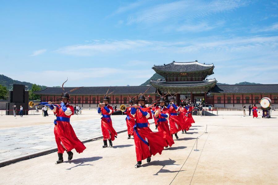 Mỗi động tác đều được thực hiện một cách nghiêm túc và chính xác, tạo nên một không khí trang trọng và hấp dẫn