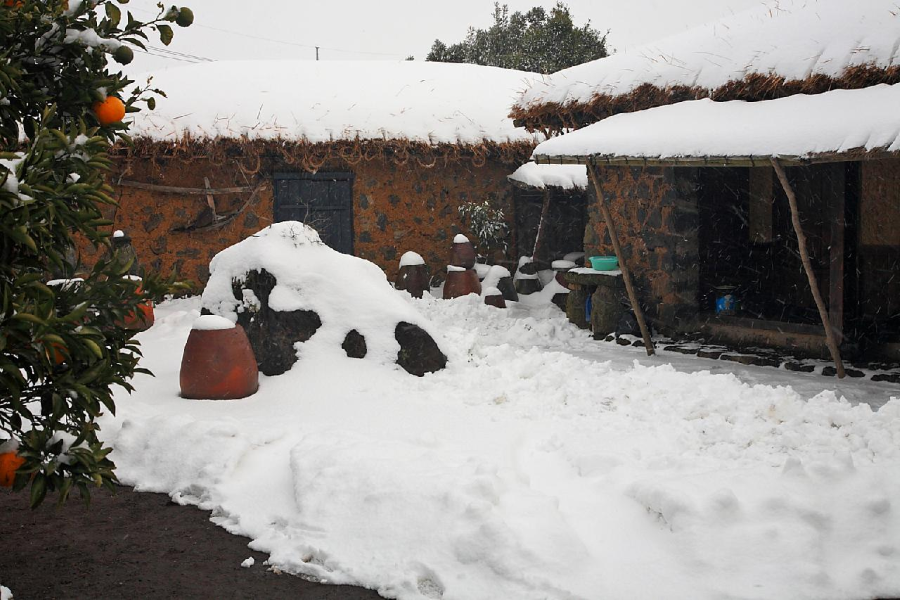 Vào mùa đông, ngôi làng khoác lên mình một tấm áo trắng tinh khôi, khiến cho khung cảnh nơi đây trở nên yên bình hơn bao giờ hết