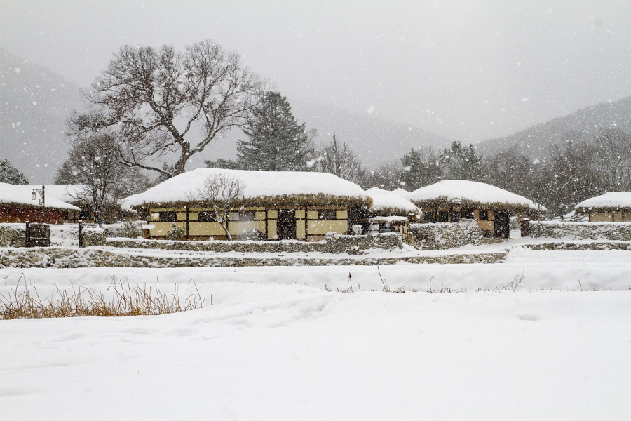 Vào mùa đông, Làng cổ Oeam được khoác lên mình tấm áo trắng tinh khôi, trở thành một bức tranh thủy mặc tuyệt đẹp