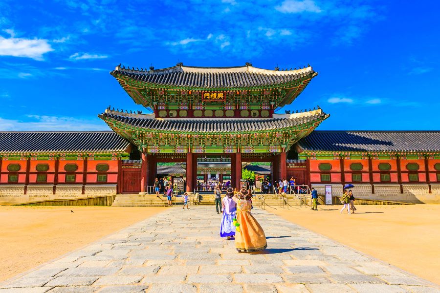 Cung điện Gyeongbokgung sở hữu lối kiến trúc cổ xưa vừa lộng lẫy lại vừa cổ kính, uy nghiêm