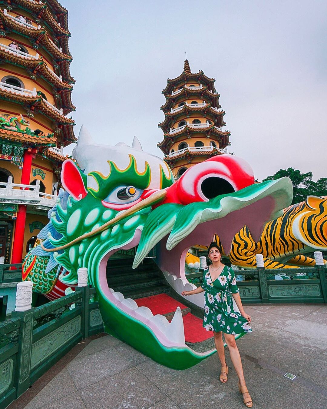 Du lịch Đài Loan choáng ngợp trước ngôi chùa "rồng bay hổ múa"