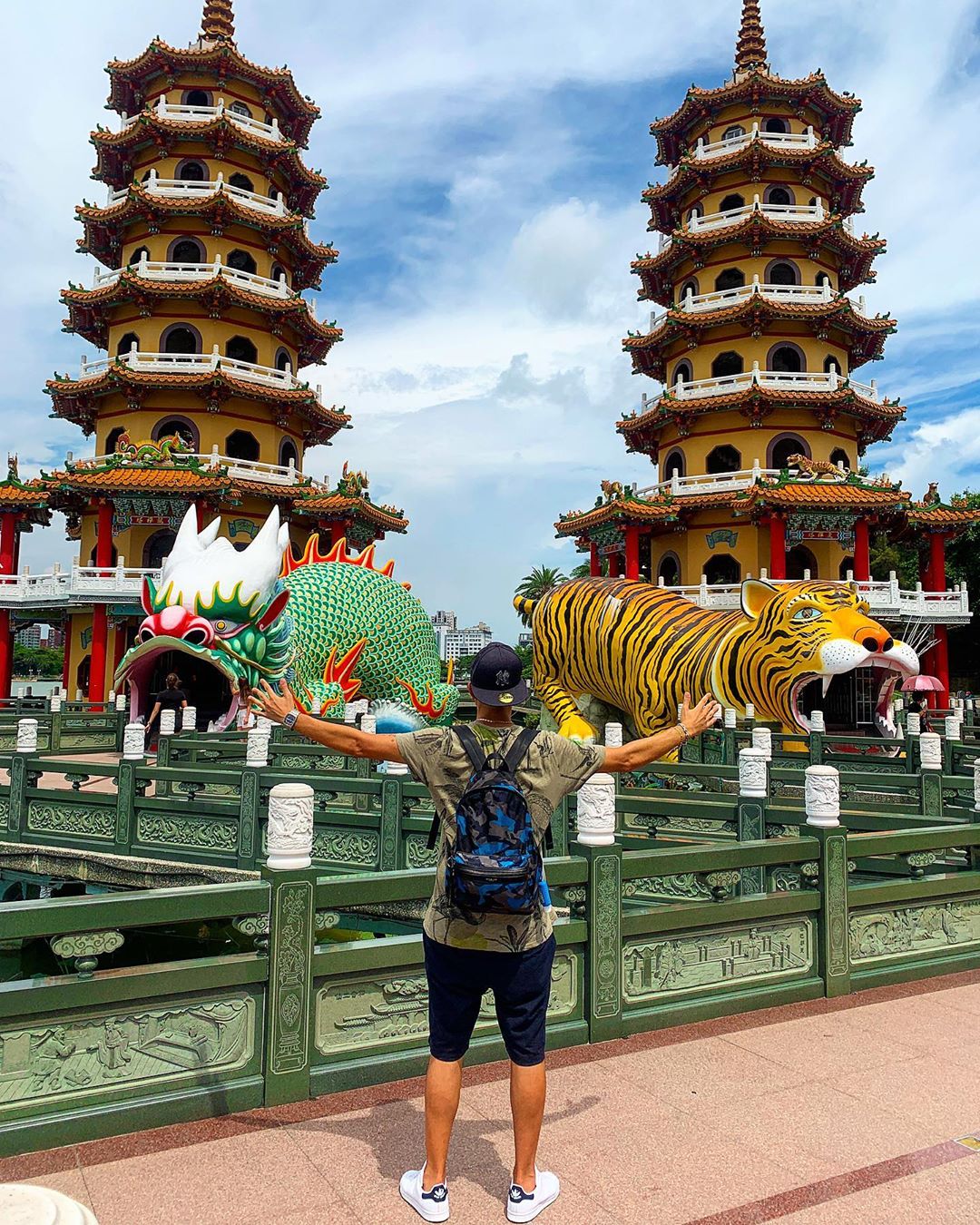 Du lịch Đài Loan choáng ngợp trước ngôi chùa "rồng bay hổ múa"