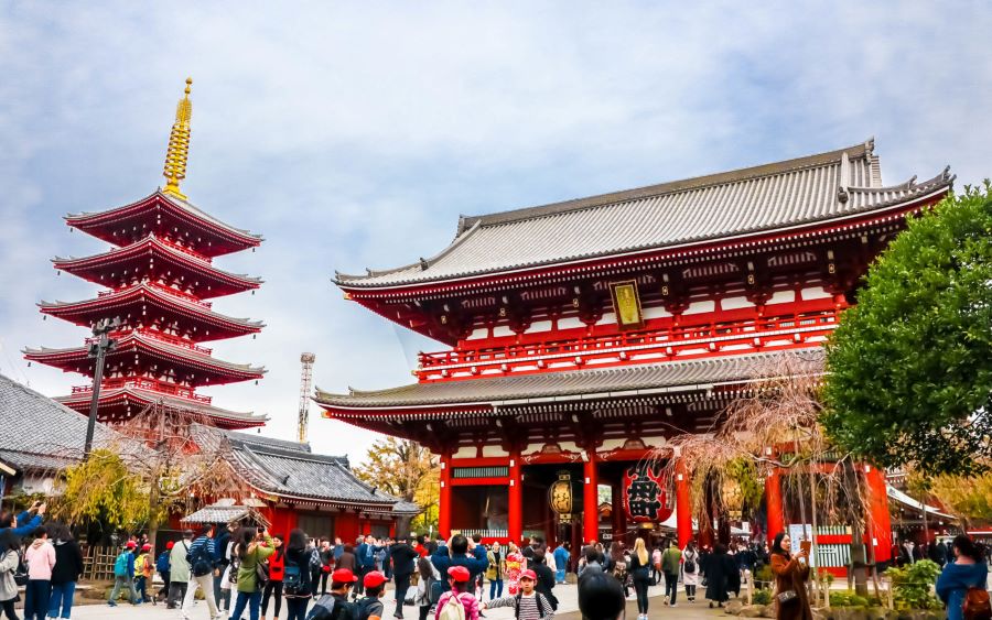 Sensoji là một trong những ngôi đền cổ nhất và được ghé thăm nhiều nhất ở thủ đô Tokyo