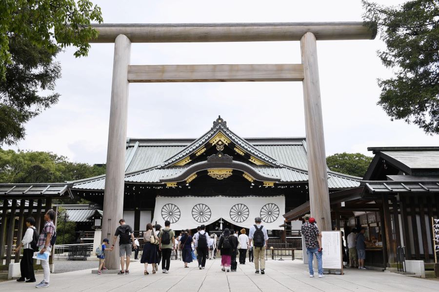 Đền thờ Hoàng gia Yasukuni là một trong những ngôi đền nổi tiếng linh thiêng ở thủ đô Tokyo
