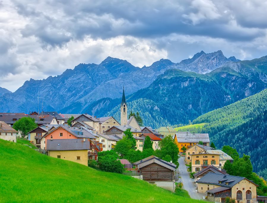 Khung cảnh ngập tràn sắc xanh vào mùa xuân tại ngôi làng Guarda