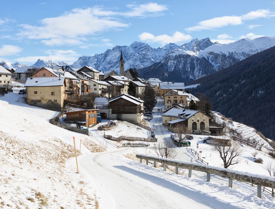 Mùa đông tại ngôi làng Guarda tựa như một bức tranh cổ tích với làn tuyết trắng xóa