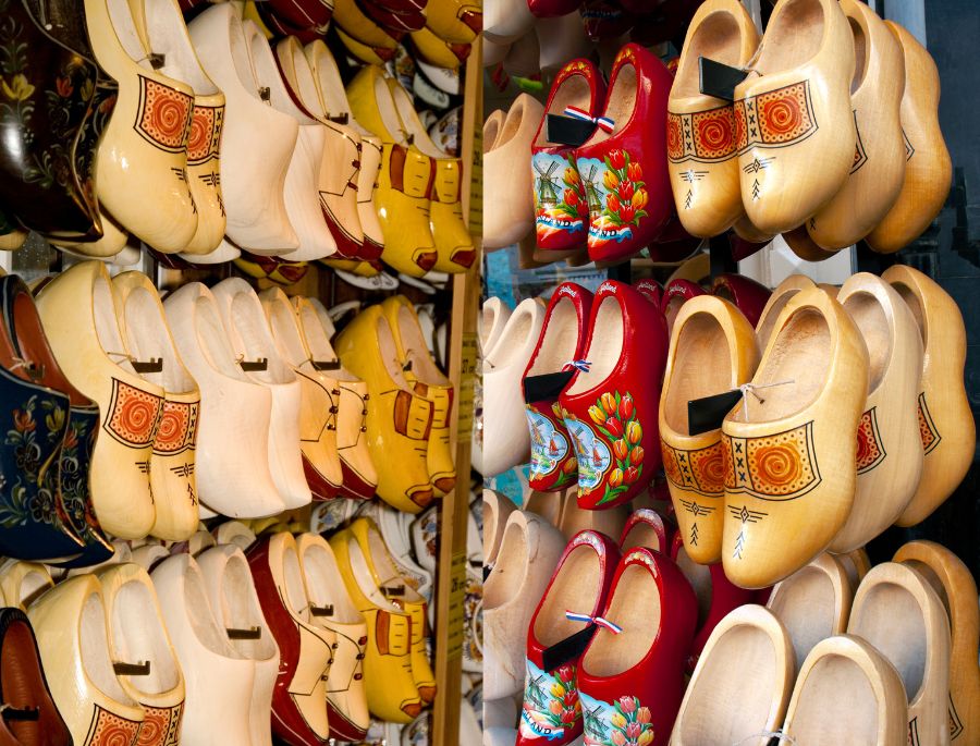 Sự đang dạng về kiểu dáng và màu sắc của những chiếc guốc gỗ