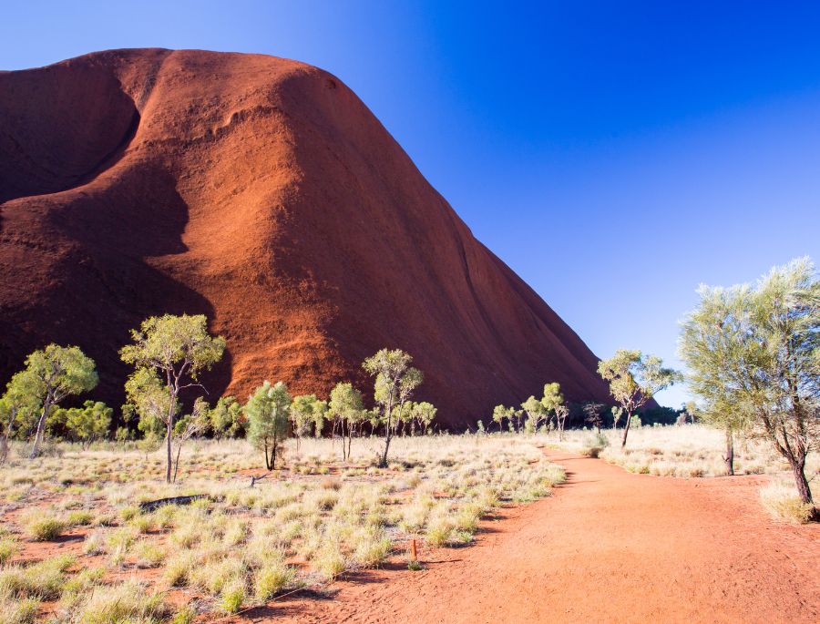 Cận cảnh ngọn núi sa thạch Uluru nổi tiếng tại Úc