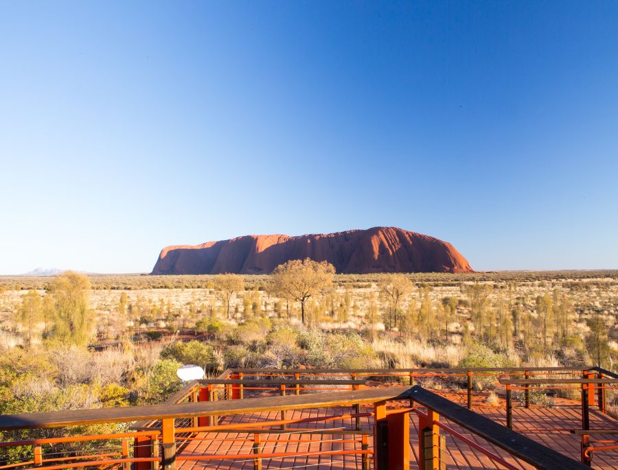 Toàn cảnh ngọn núi sa thạch Uluru nhìn từ xa