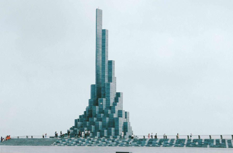 Tháp Nghinh Phong là một công trình kiến trúc độc đáo, nhanh chóng trở thành biểu tượng mới của du lịch Phú Yên