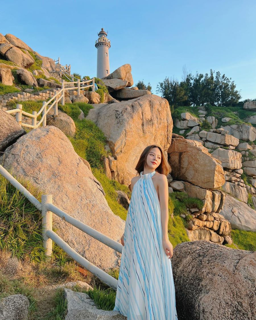 Hải đăng Đại Lãnh sừng sững hiên ngang giữa biển trời bao la, mang vẻ đẹp cổ kính, huyền bí