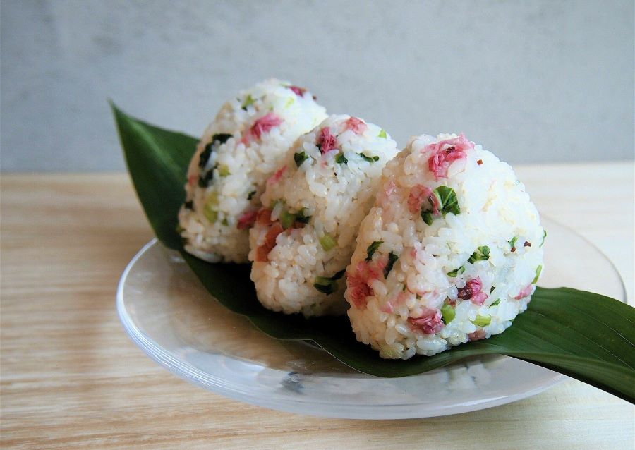 Cơm nắm Onigiri là món ăn phổ biến trong các bữa tiệc ngắm hoa hanami của người dân nước Nhật 