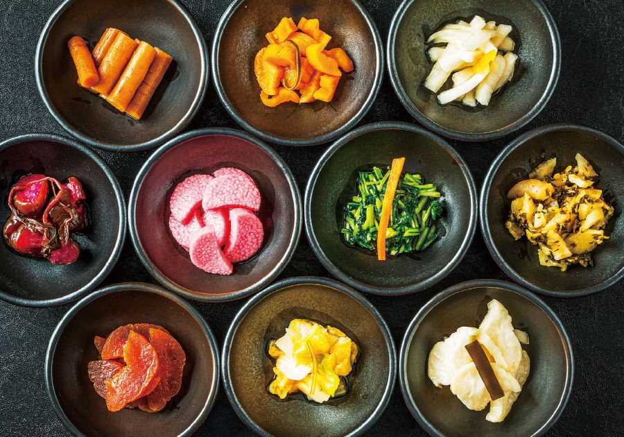 Để bữa tiệc Hanami thêm phần phong phú, người Nhật còn thưởng thức cùng với các món muối chua tsukemono và salad