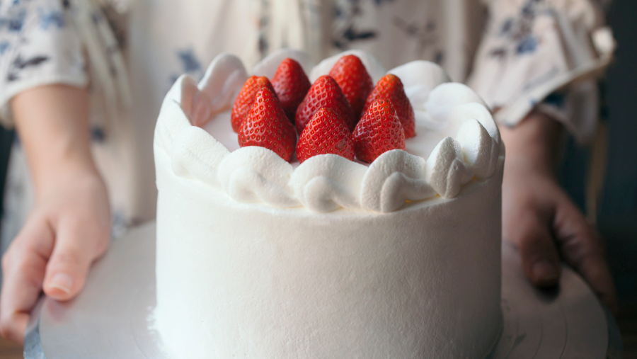 Bánh kem dâu tây không chỉ đẹp mắt mà còn mang đến một hương vị ngọt ngào, thanh mát, làm say lòng biết bao thực khách