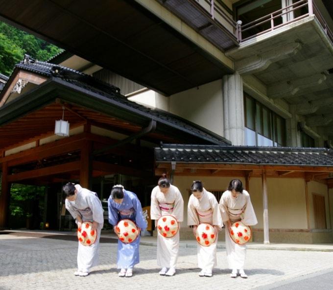 nguoi nhat ban tien khach-min