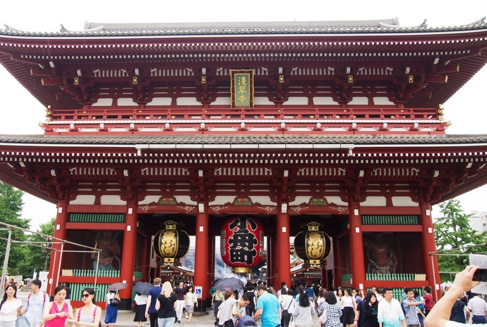 Đền Asakusa Kannon đón một lượng lớn người dân tới cầu nguyện vào dịp đầu năm