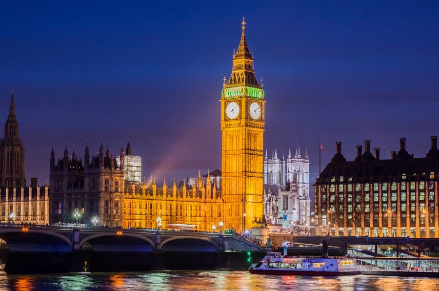 Tháp đồng hồ Big Ben lộng lẫy ánh đèn về buổi đêm
