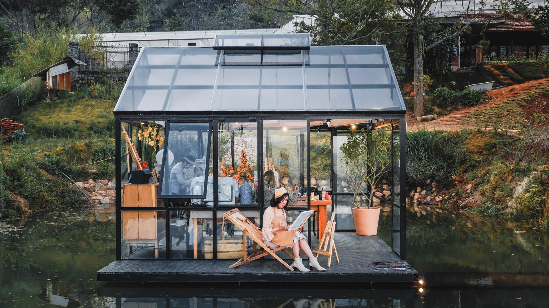 "Nhà kính cô đơn" nổi giữa mặt nước khiến giới trẻ mê mẩn ở Đà Lạt