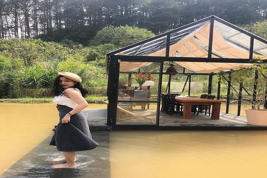 "Nhà kính cô đơn" nổi giữa mặt nước khiến giới trẻ mê mẩn ở Đà Lạt