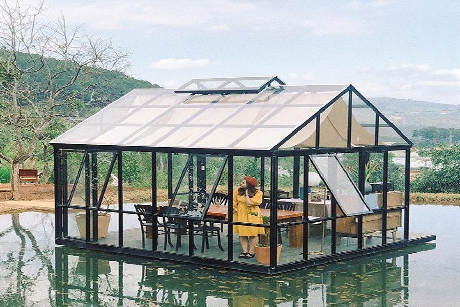 "Nhà kính cô đơn" nổi giữa mặt nước khiến giới trẻ mê mẩn ở Đà Lạt