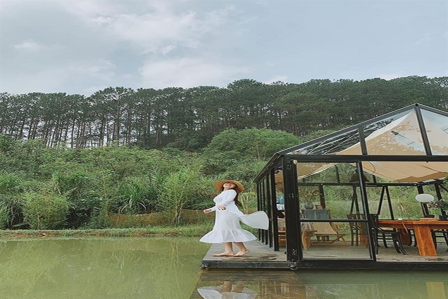 "Nhà kính cô đơn" nổi giữa mặt nước khiến giới trẻ mê mẩn ở Đà Lạt