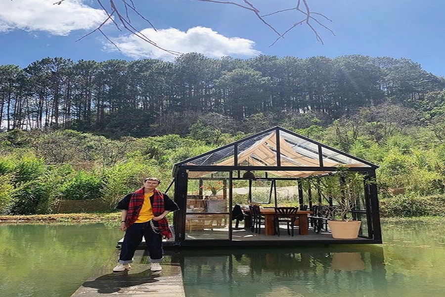 "Nhà kính cô đơn" nổi giữa mặt nước khiến giới trẻ mê mẩn ở Đà Lạt