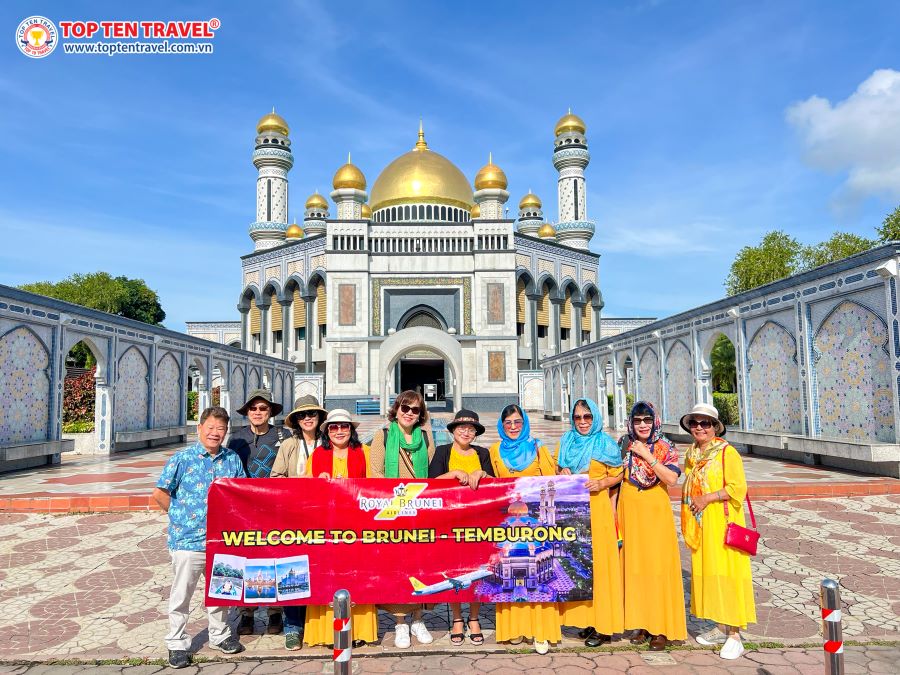Đoàn khách Top Ten Travel tham quan và chụp ảnh lưu niệm tại Nhà thờ Hồi giáo Jame Asr Hassanil Bolkiah