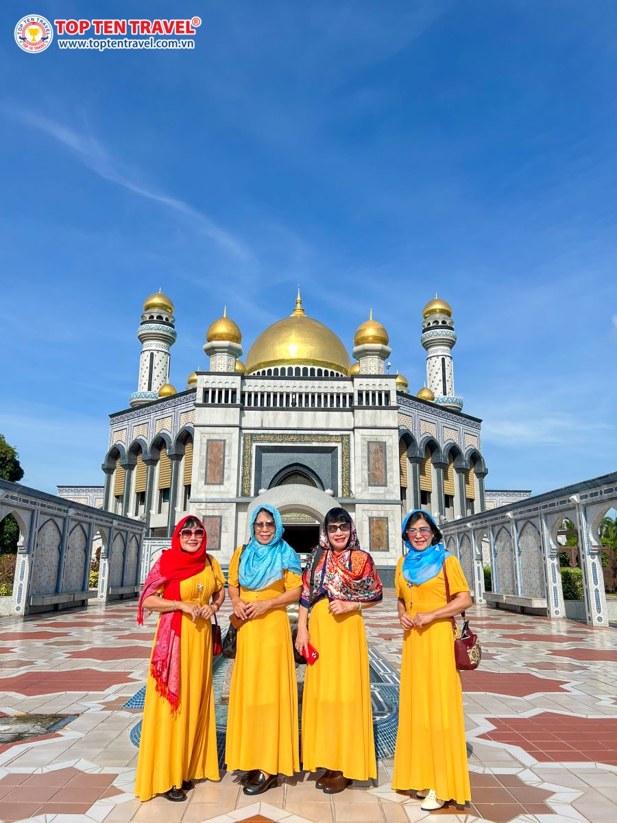 Khách nhà Top Ten Travel tham quan Nhà thờ Hồi giáo Jame Asr Hassanil Bolkiah ở Brunei 