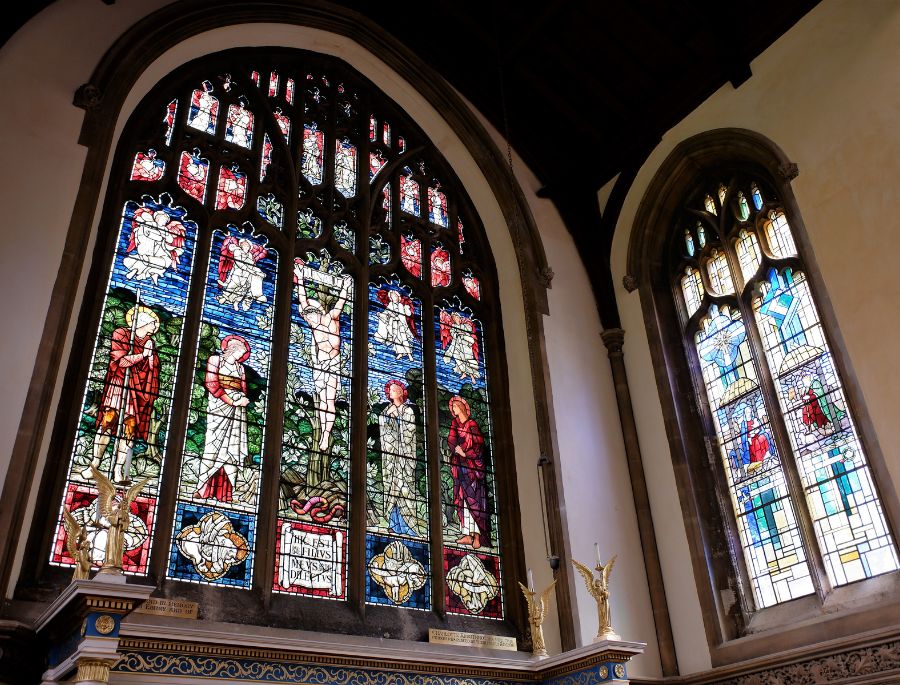 Những ô cửa kính nhiều màu sắc tại nhà thờ với các hình thù khác nhau