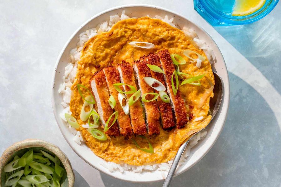 Cơm thịt heo chiên xù Katsudon níu chân thực khách bởi sự hòa quyện hoàn hảo giữa hương vị và màu sắc