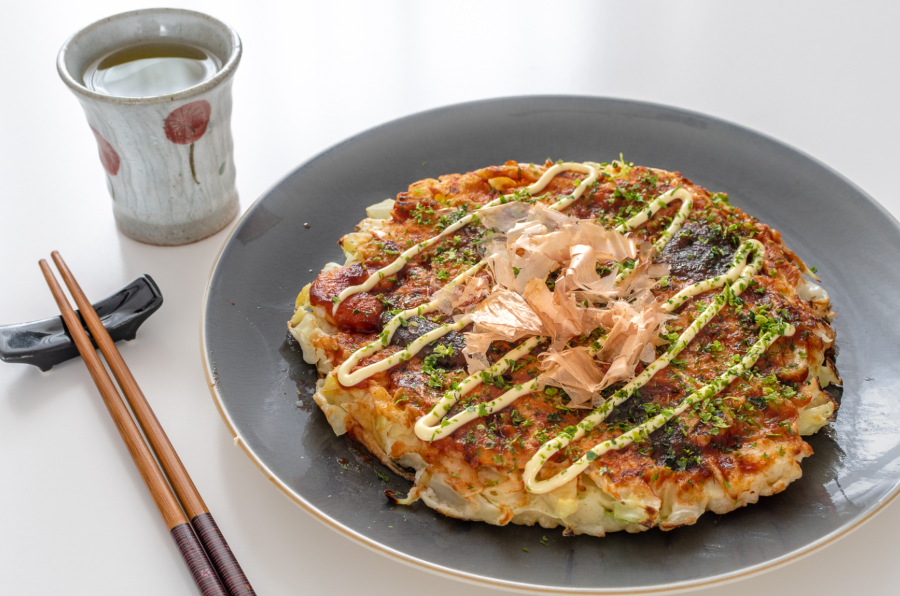 Cái tên kế tiếp trong danh sách câu trả lời cho câu hỏi “Nhật Bản có gì đặc sản?” đó chính là Okonomiyaki