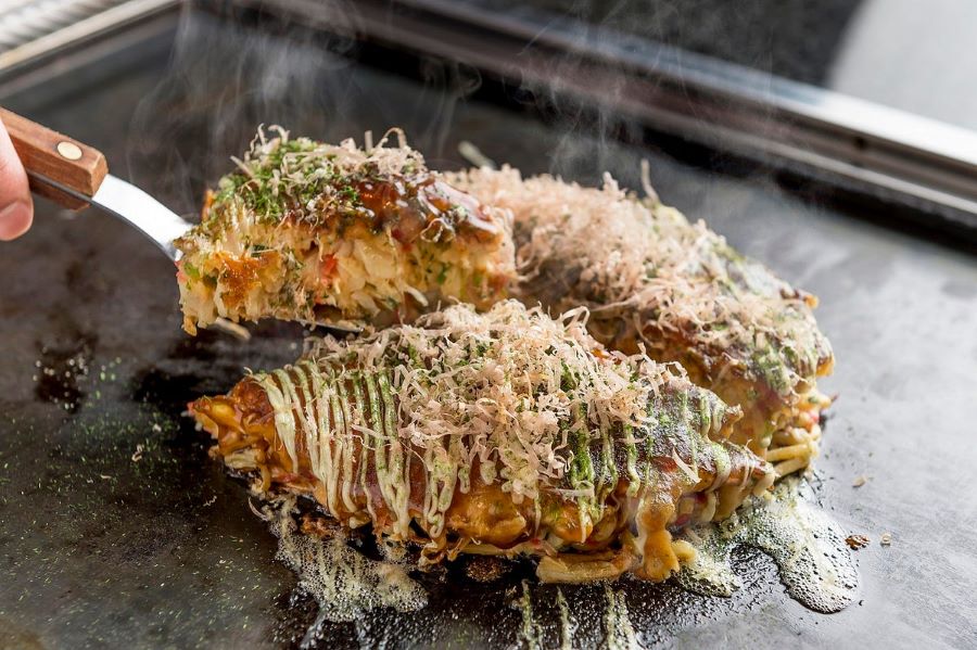 Bánh xèo Nhật Okonomiyaki mang đến cho thực khách những trải nghiệm ẩm thực vô cùng thú vị