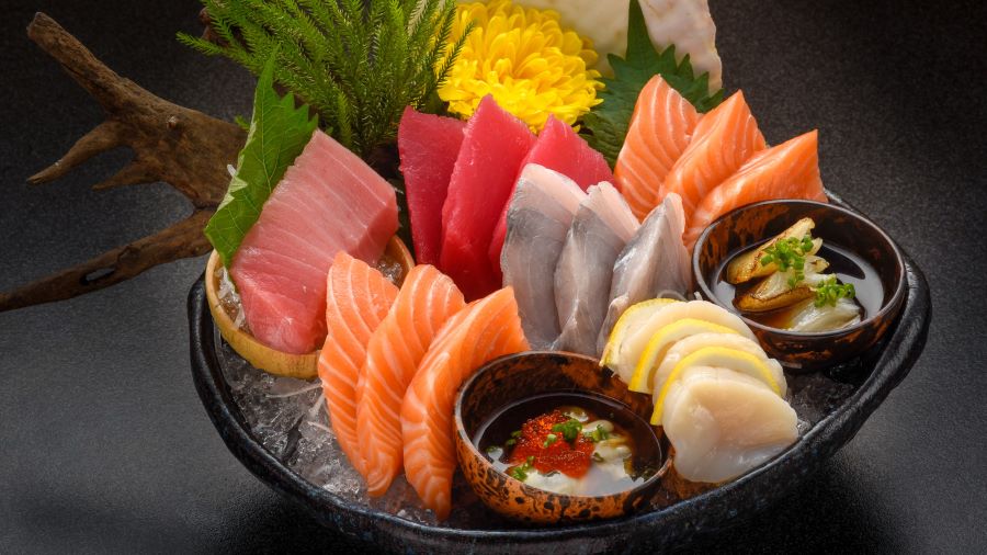 Sashimi xuất hiện như một đóa hoa nghệ thuật, khoe sắc rực rỡ giữa mâm cỗ trang trọng
