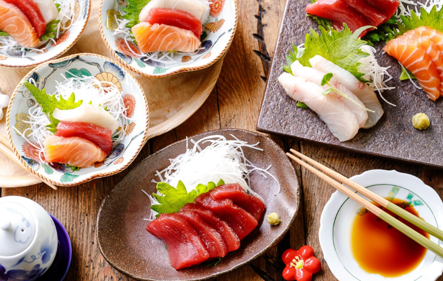 Thưởng thức Sashimi Nhật Bản là một trải nghiệm đầy tinh tế và đánh thức mọi giác quan