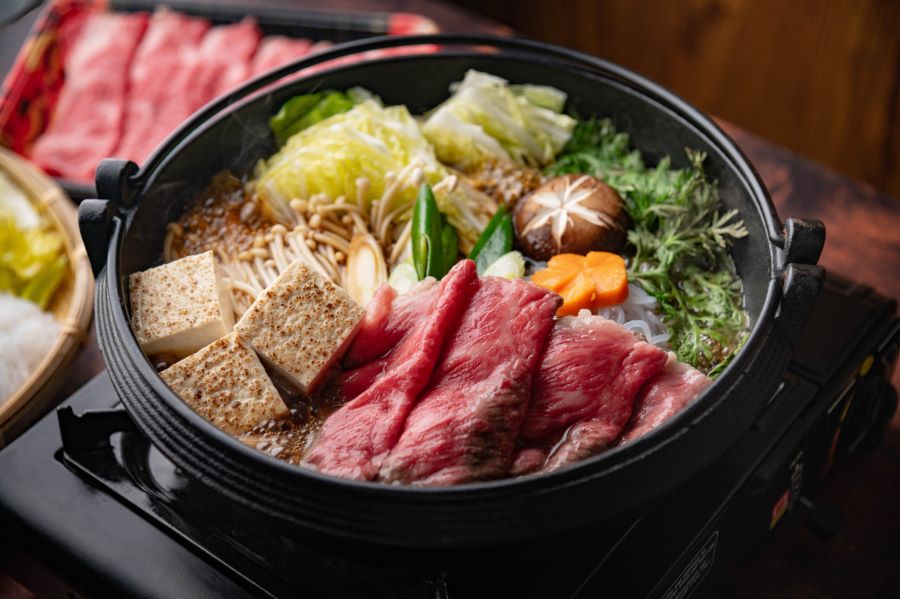 Sukiyaki không chỉ là món ăn mà còn là biểu tượng văn hóa lâu đời của xứ sở hoa anh đào