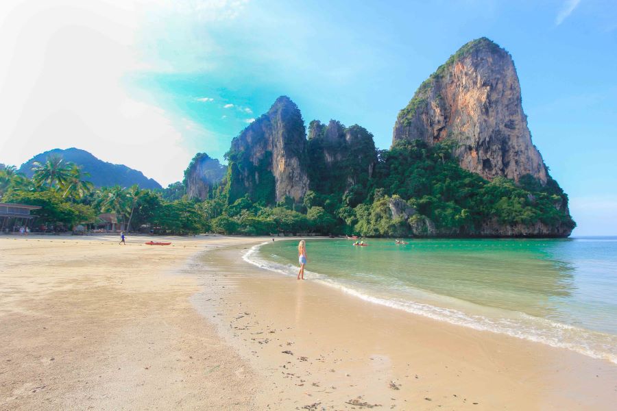 Biển Railay (Krabi) rất thích hợp với hội "sống ảo" khi đi du lịch Thái lan, cảnh đẹp ở đây không có một góc chết
