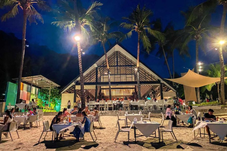 Cuộc sống về đêm náo nhiệt tại bãi biển White Sand (Koh Chang)