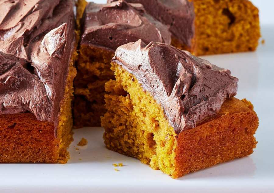 Bánh bí ngô có màu cam vàng ấm áp và thường được ăn kem với nhiều loại topping khác nhau