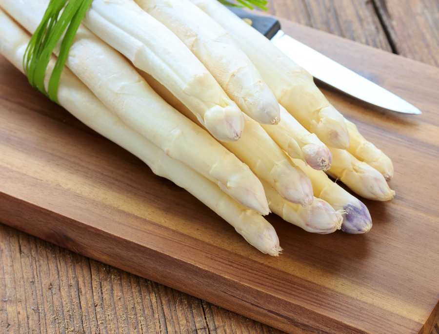 Spargel có hình dáng thon dài, màu trắng ngà, vị ngọt thanh, hơi đắng nhẹ và chỉ xuất hiện vào mùa xuân