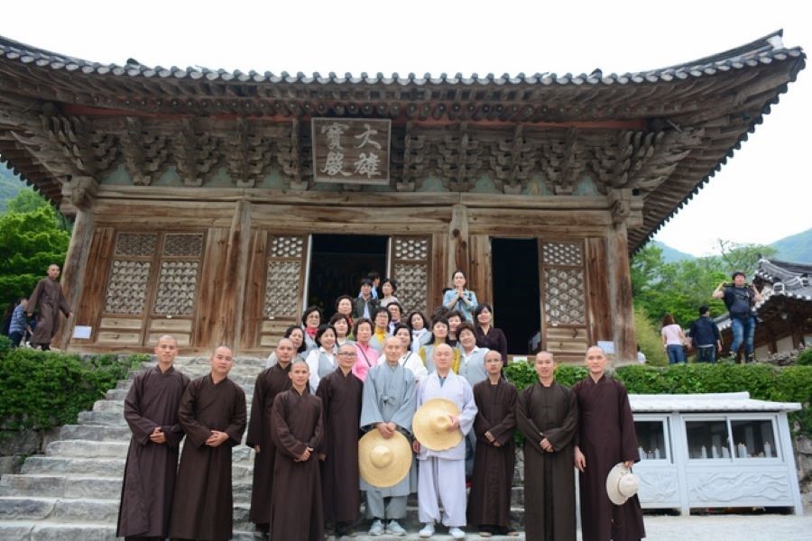 Lưu ý khi ghé thăm các địa điểm có tính chất tôn nghiêm