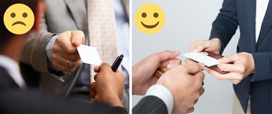 Luôn luôn nhận đồ từ người lớn tuổi bằng cả hai tay