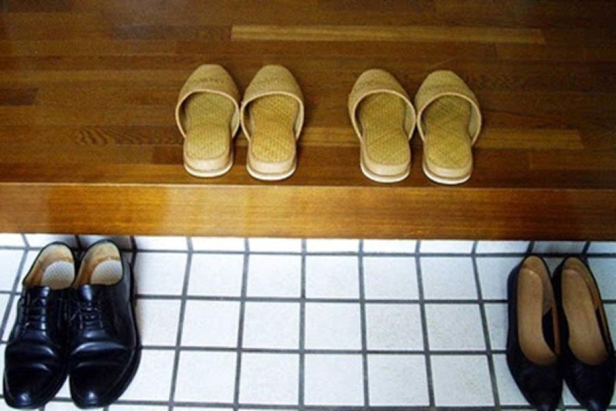 Nhớ để giày dép ở bên ngoài cửa trước khi bước vào nhà nhé