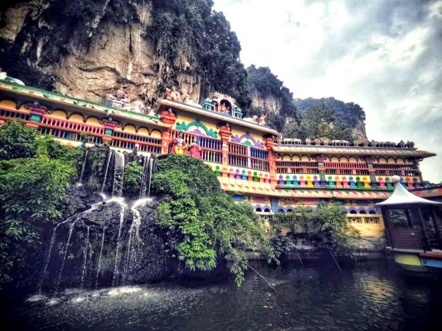 Tham quan Động Batu vào tháng 7 du khách sẽ cảm nhận được sự kỳ bí của nơi này