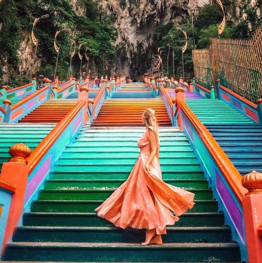 Những bậc thang nhiều màu sắc dẫn lên động