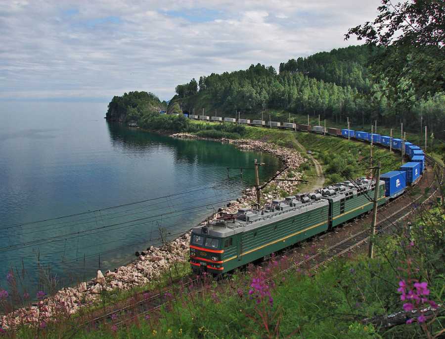 The Trans-Siberian Railway là tuyến đường sắt dài nhất thế giới, kéo dài hơn 9.289 km