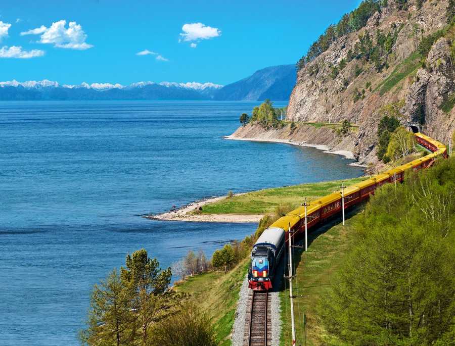 Chuyến tàu đưa khách du lịch băng qua những cảnh quan đa dạng nhất của Nga